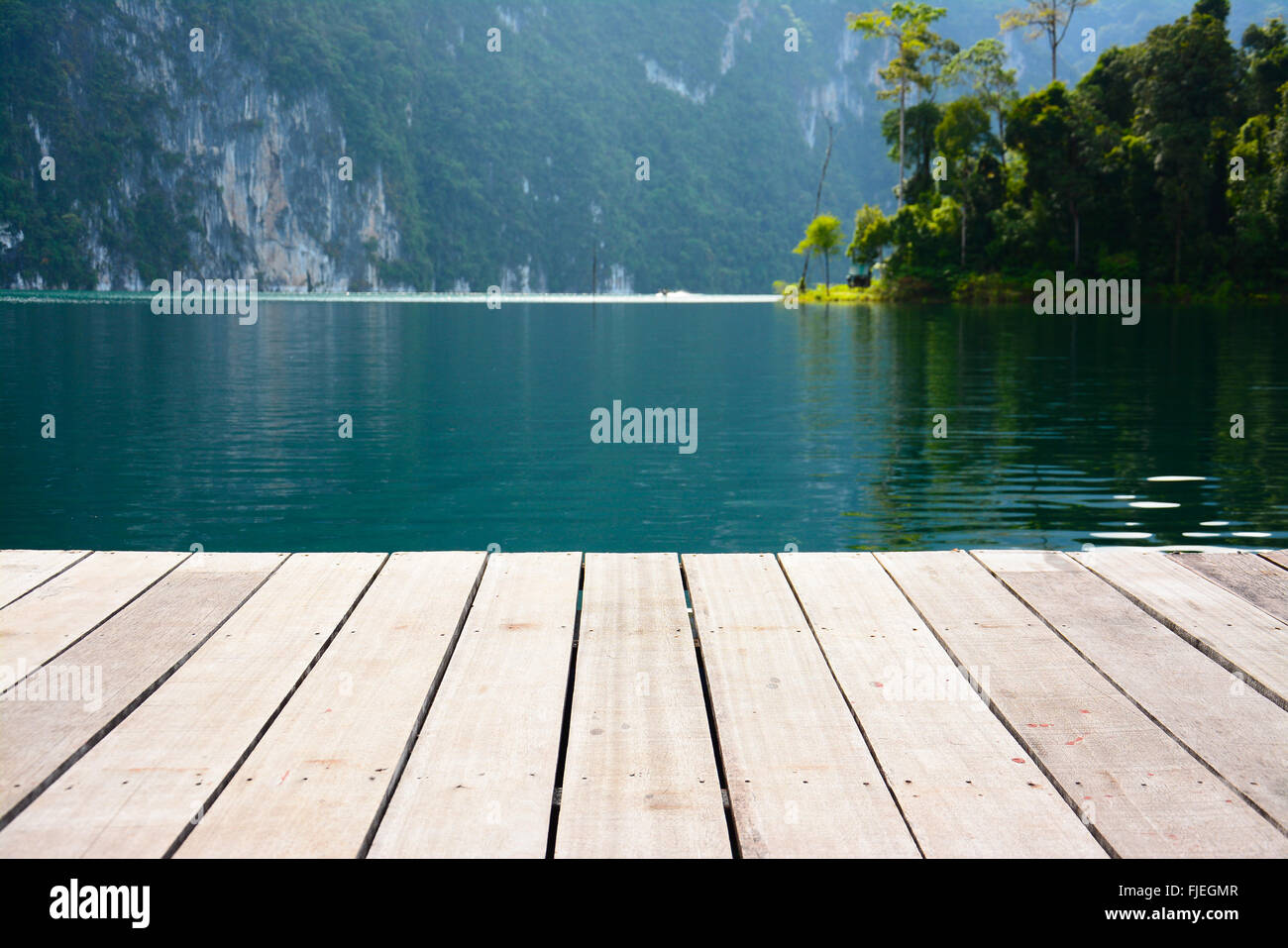 Holz-Terrasse auf dem See, Cheow Lan Lake, Khao Sok Nationalpark, Thailand Stockfoto
