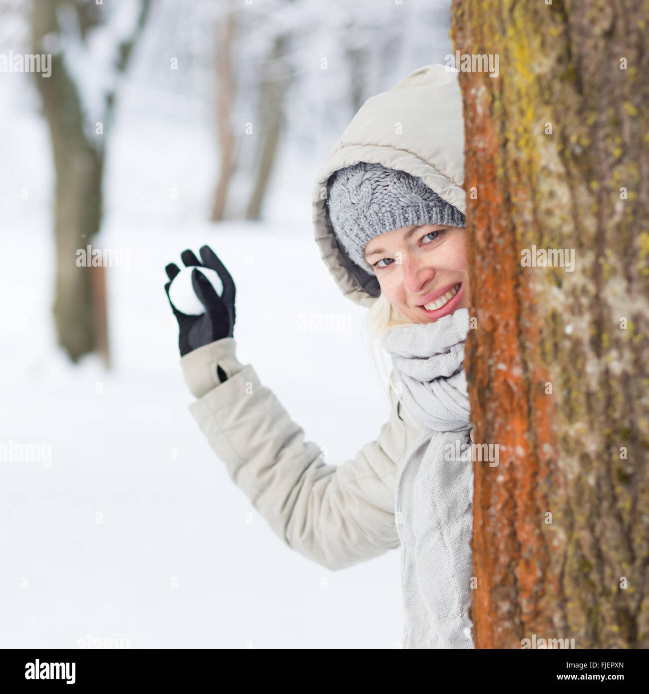 Mädchen-Schneeball kämpfen im Winter. Stockfoto