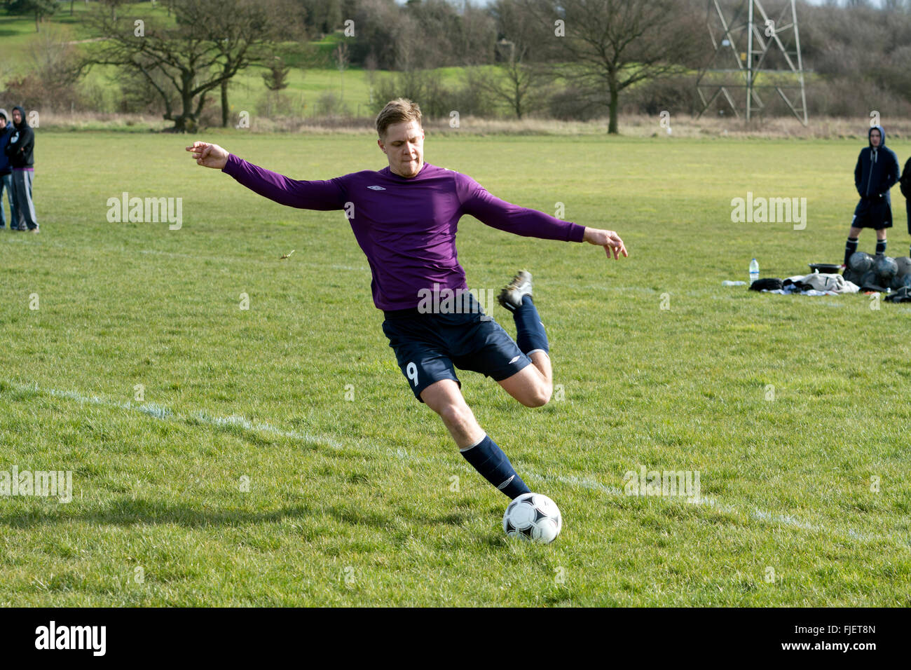 Sunday League Fußball, Spieler, treten ball Stockfoto
