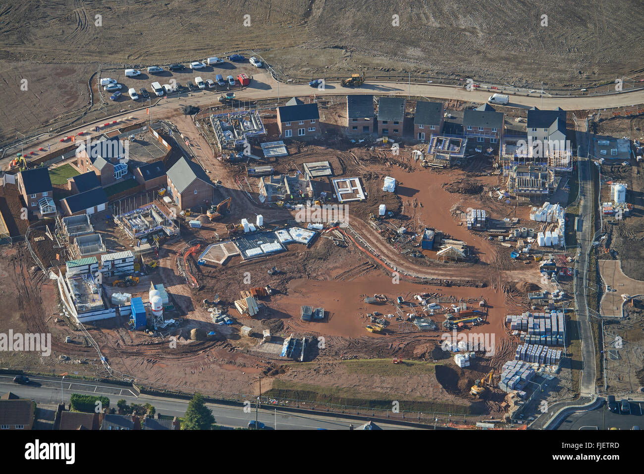 Eine Luftaufnahme von einem Neubaugebiet im Bau auf einer alten Fabrik Website, Rogerstone, Newport Stockfoto