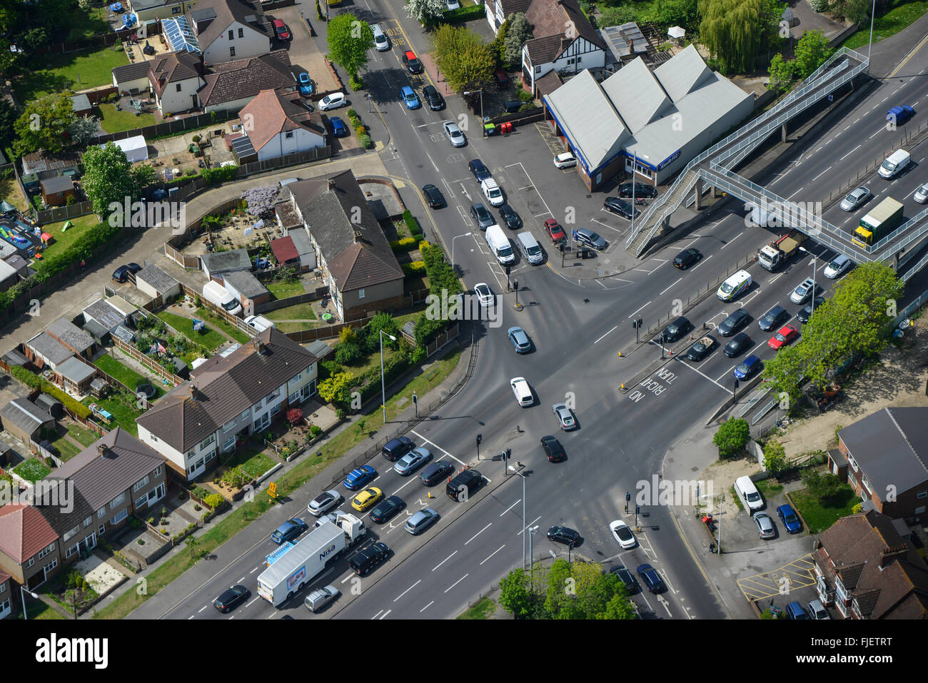 Eine Luftaufnahme des suburbanen Straßenkreuzung Stockfoto
