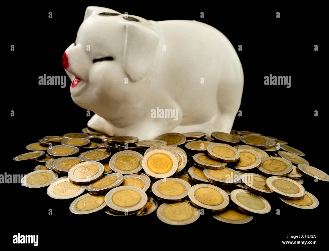 Münze, Sparschwein auf schwarzem Hintergrund, speichern, Konzept, Anlagekonzept, Business-Konzept. Stockfoto