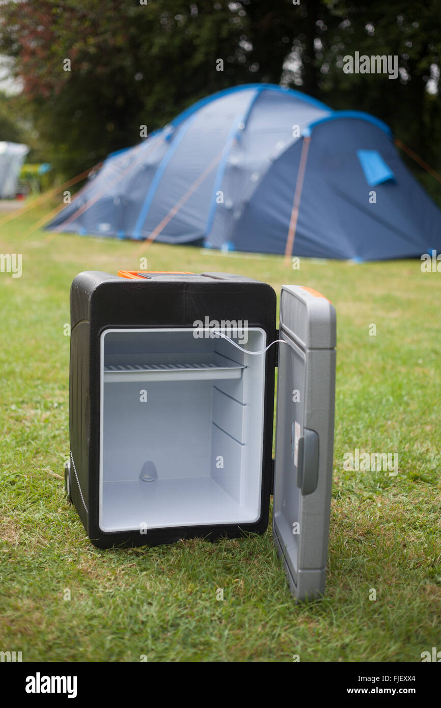 auf einem Campingplatz Camping Kühlschrank Stockfotografie - Alamy