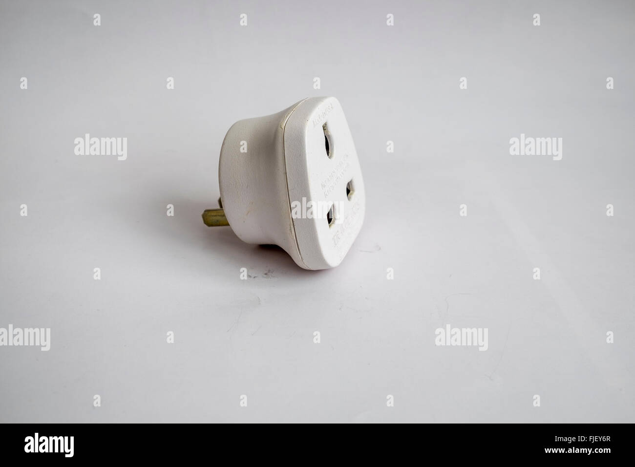 Netzteil-Stecker mit 13 Amp 3-Pin-Sockel in 2 Flachstecker in den Vereinigten Staaten von Amerika zu verwendenden konvertiert Stockfoto