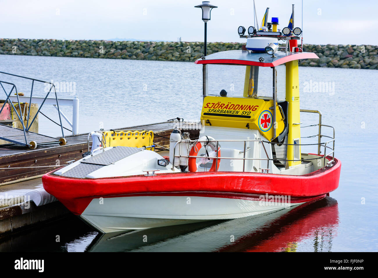 Nogersund, Schweden - 27. Februar 2016: Ein kleines Suche und Rettung Schiff festgemacht an den Docks. Stockfoto