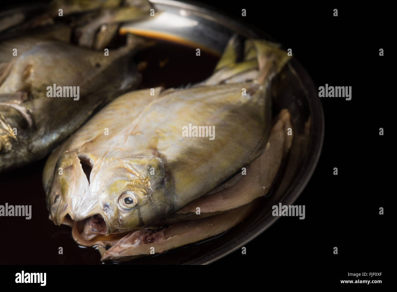 Verschiedene Arten von getrockneten Fisch in die Sauce verkauft Stockfoto