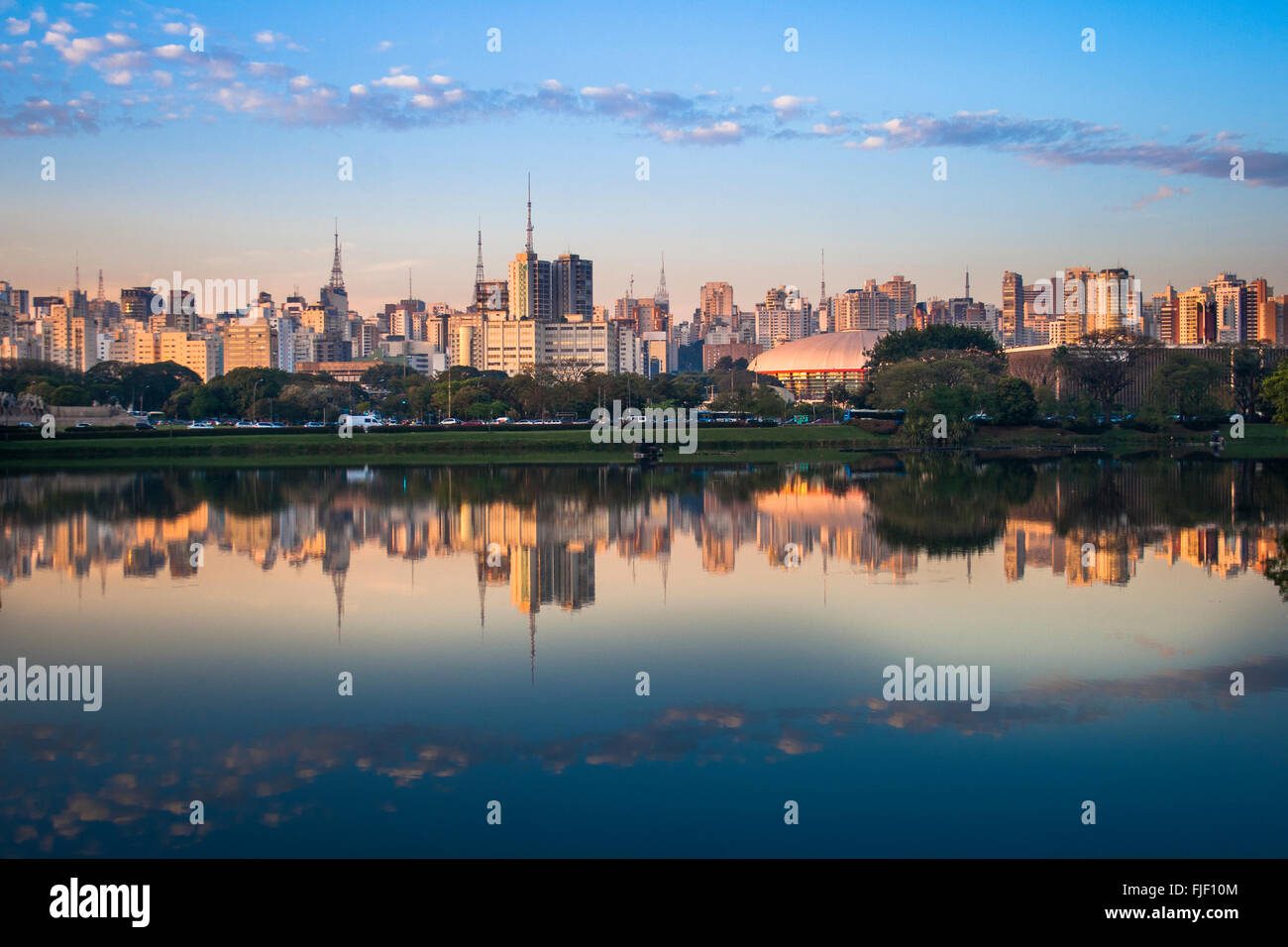 Sao Paulo-Skyline gesehen vom Ibirapuera Park (Parque Ibirapuera) ein großer städtischer Park der Stadt, Brasilien Stockfoto