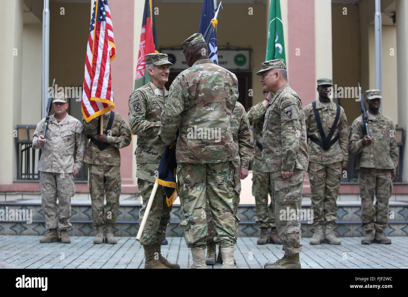Kabul, Afghanistan. 2. März 2016. US Army General John F. Campbell (R), scheidenden Kommandeur der NATO-geführten entschlossene Unterstützung (RS) in Afghanistan und USA zwingt, die Hände eine Flagge an seinen Nachfolger John W. Nicholson, Jr. bei einem Befehl Zeremonie im RS-Hauptquartier in Kabul, Hauptstadt von Afghanistan, 2. März 2016. US Army General John W. Nicholson Jr. übernahm das Kommando der NATO-geführten entschlossene Unterstützung (RS) in Afghanistan und USA von seinem Landsmann, General John F. Campbell am Mittwoch zwingt. Bildnachweis: Rahmat Gul/Pool/Xinhua/Alamy Live News Stockfoto