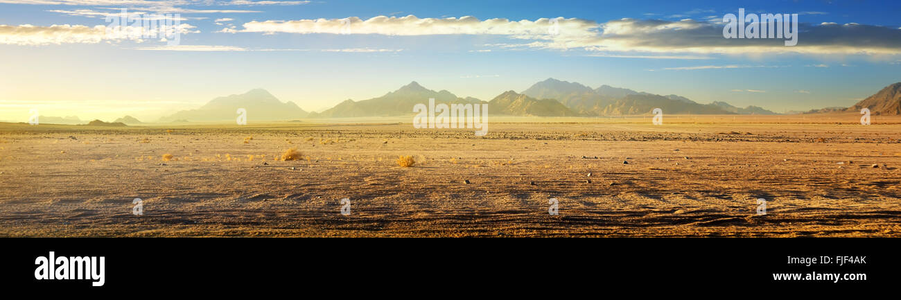 Blick auf Wüste mit Bergen auf Surise, Ägypten Stockfoto