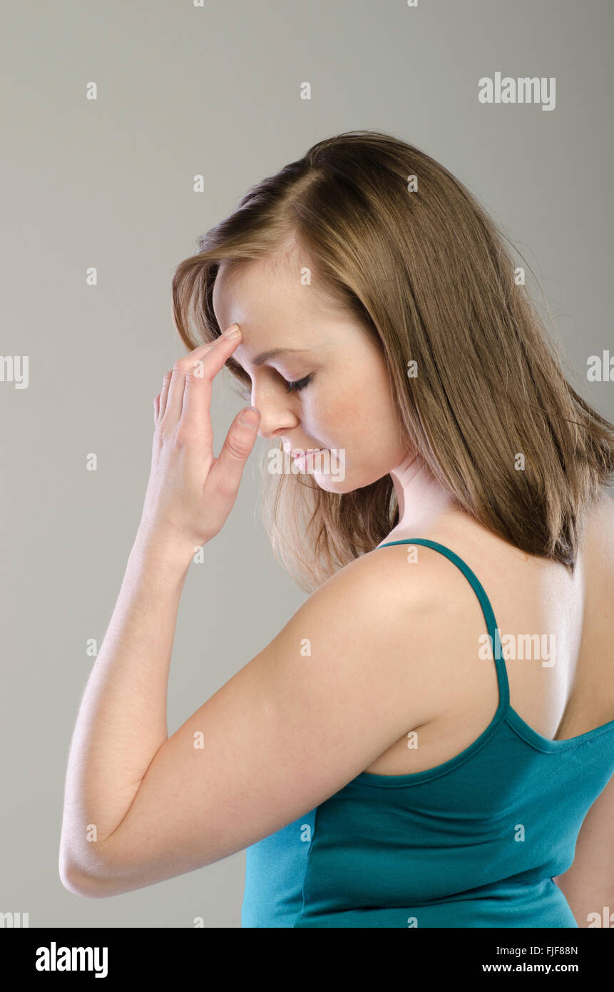 Junge Frau Hand auf Stirn Stockfoto