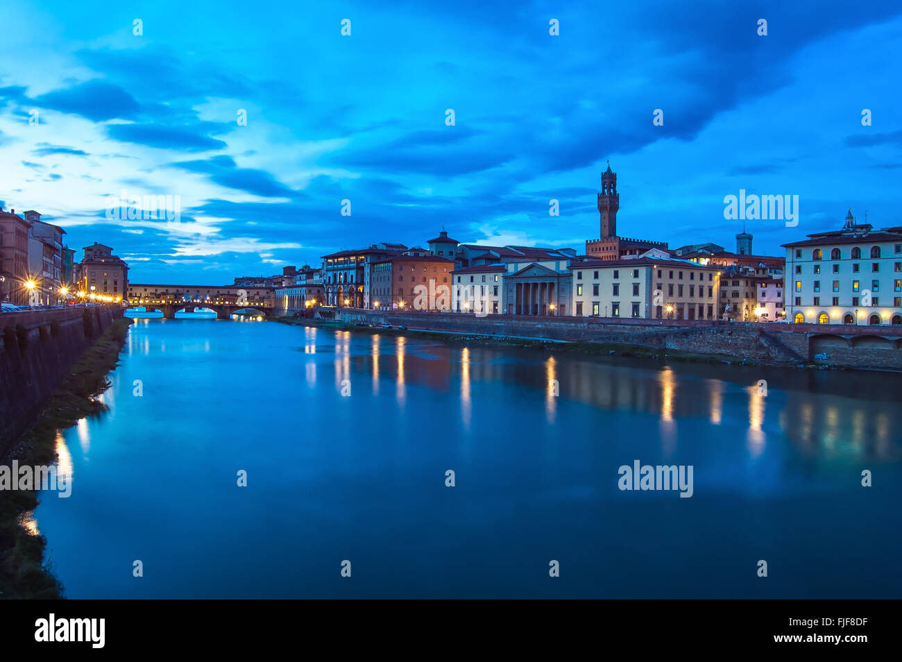 Ponte Vecchio, alte Brücke, mittelalterlichen Wahrzeichen am Fluss Arno. Twilight-Fotografie. Palazzo Vecchio auf Hintergrund. Florenz Italien Stockfoto