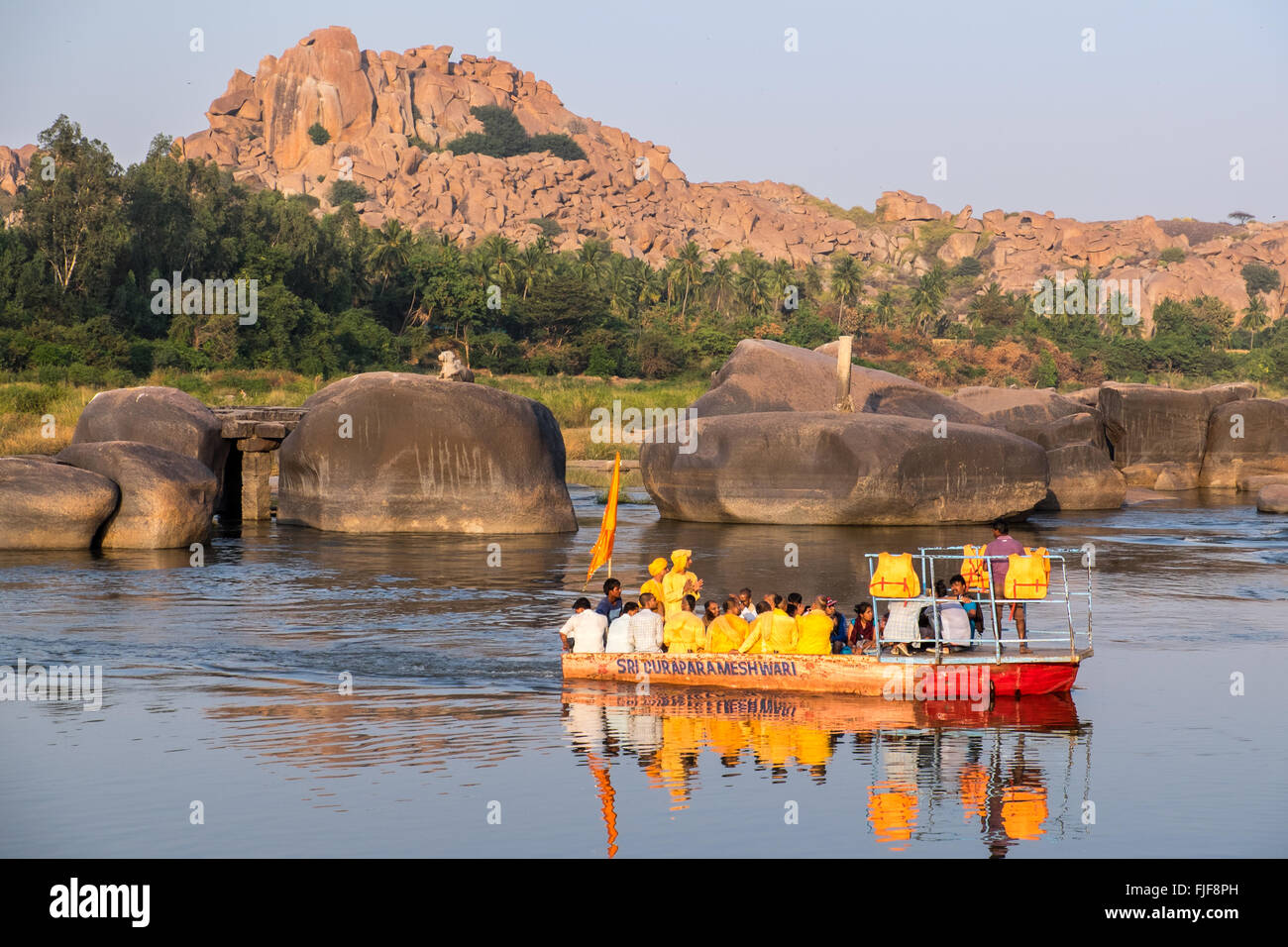 Fluss Fähre in der Ruinenstadt Hampi im indischen Bundesstaat Karnataka Stockfoto