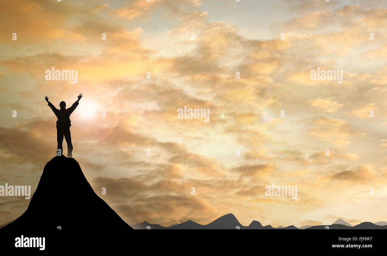 Silhouette der Person auf den Gipfel des Berges Stockfoto