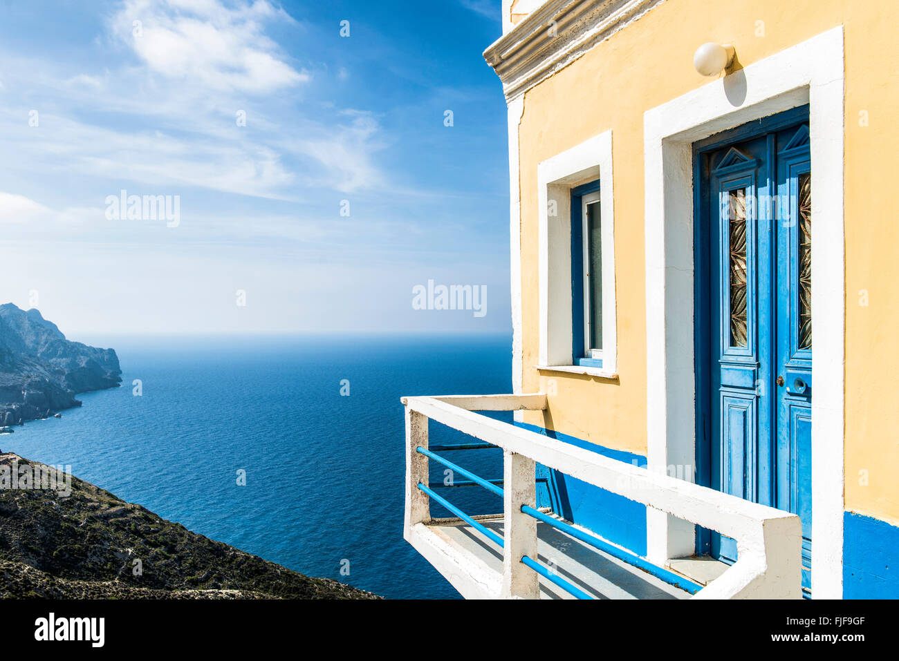 Schönes Haus auf der Klippe in Olympos, Insel Karpathos, Griechenland Stockfoto