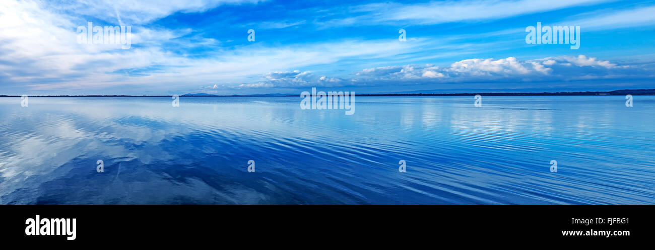 Sunset blue Panorama-Landschaft. Lagune von Orbetello mit Reflexion, Argentario, Toskana, Italien. Stockfoto