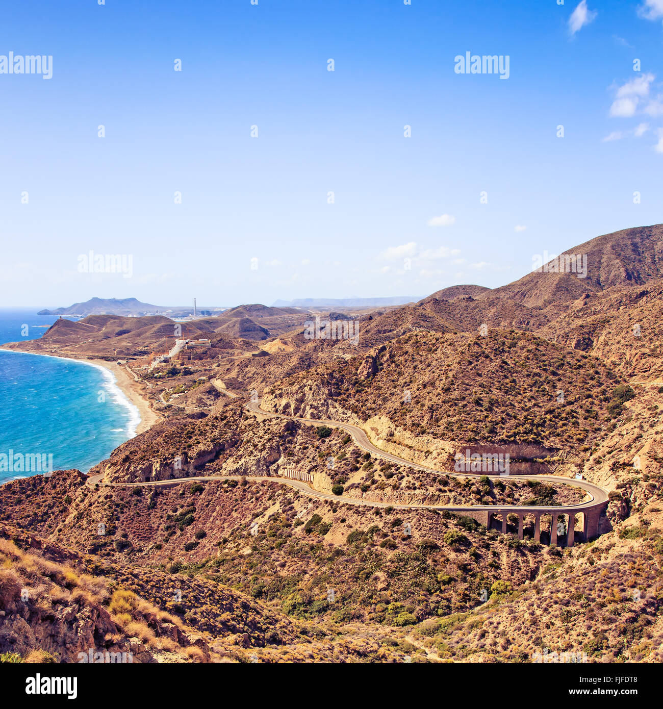 Andalusien, Landschaft. Straße in Cabo de Gata Park in der Nähe von Carboneras, Almeria, Spanien, Europa. Stockfoto