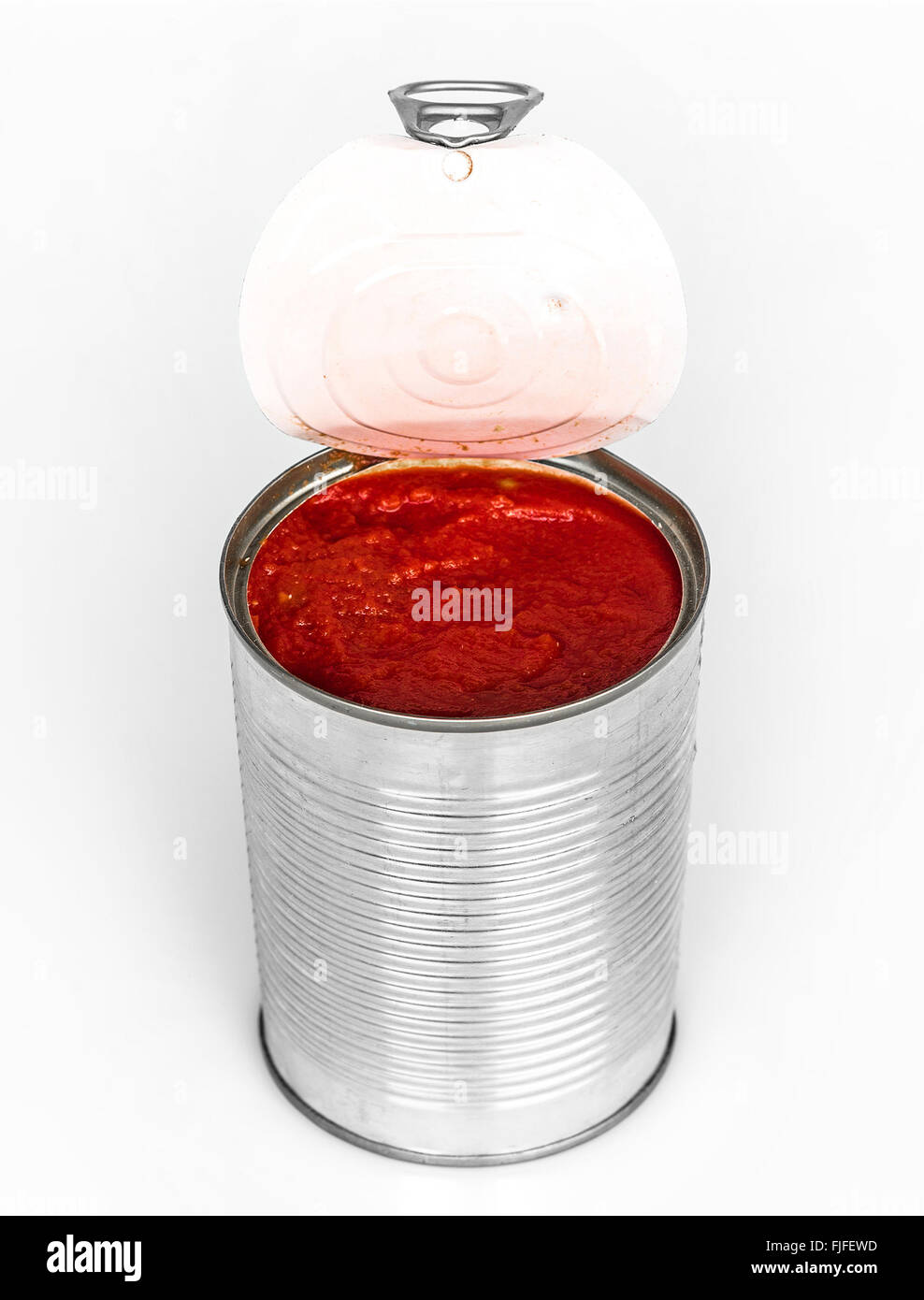 Dosen Tomatenmark auf weiß Stockfoto