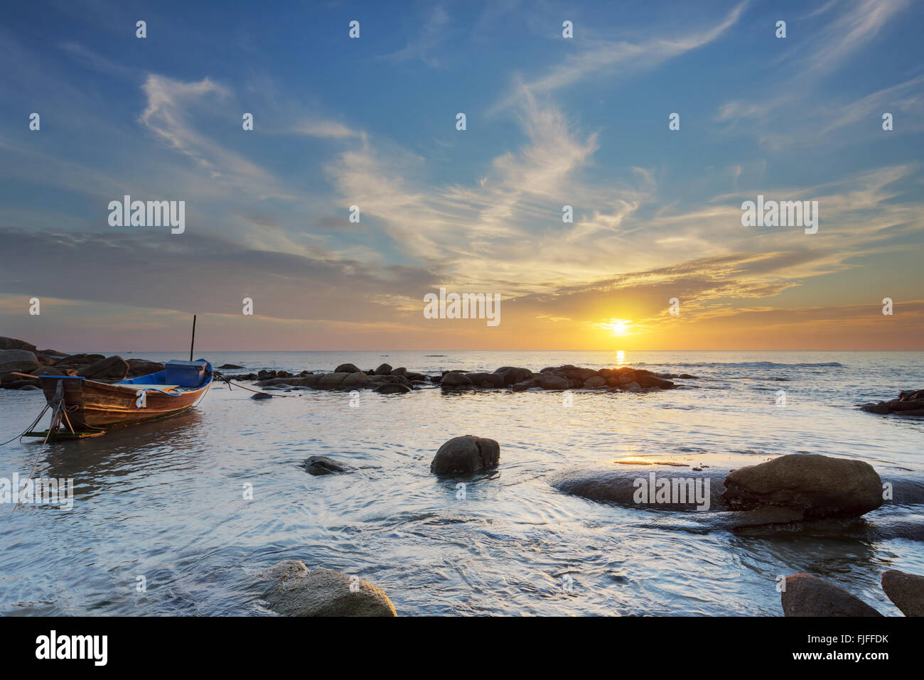 Ein kleines Boot im Sonnenuntergang Stockfoto