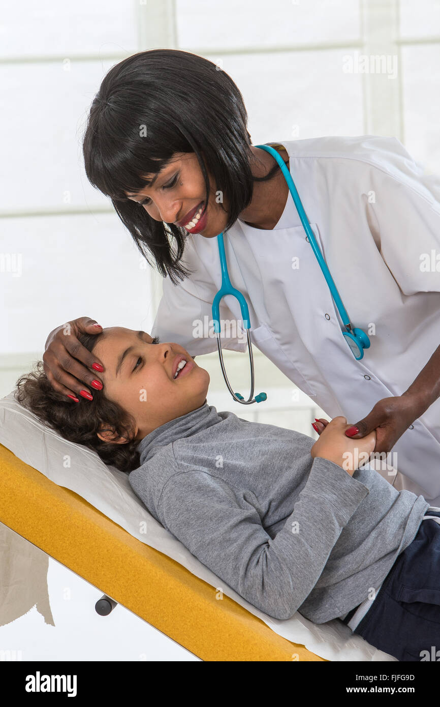 Gesundheit der Arbeitnehmer hört Lungen der jungen Patienten im Prüfungsraum Stockfoto