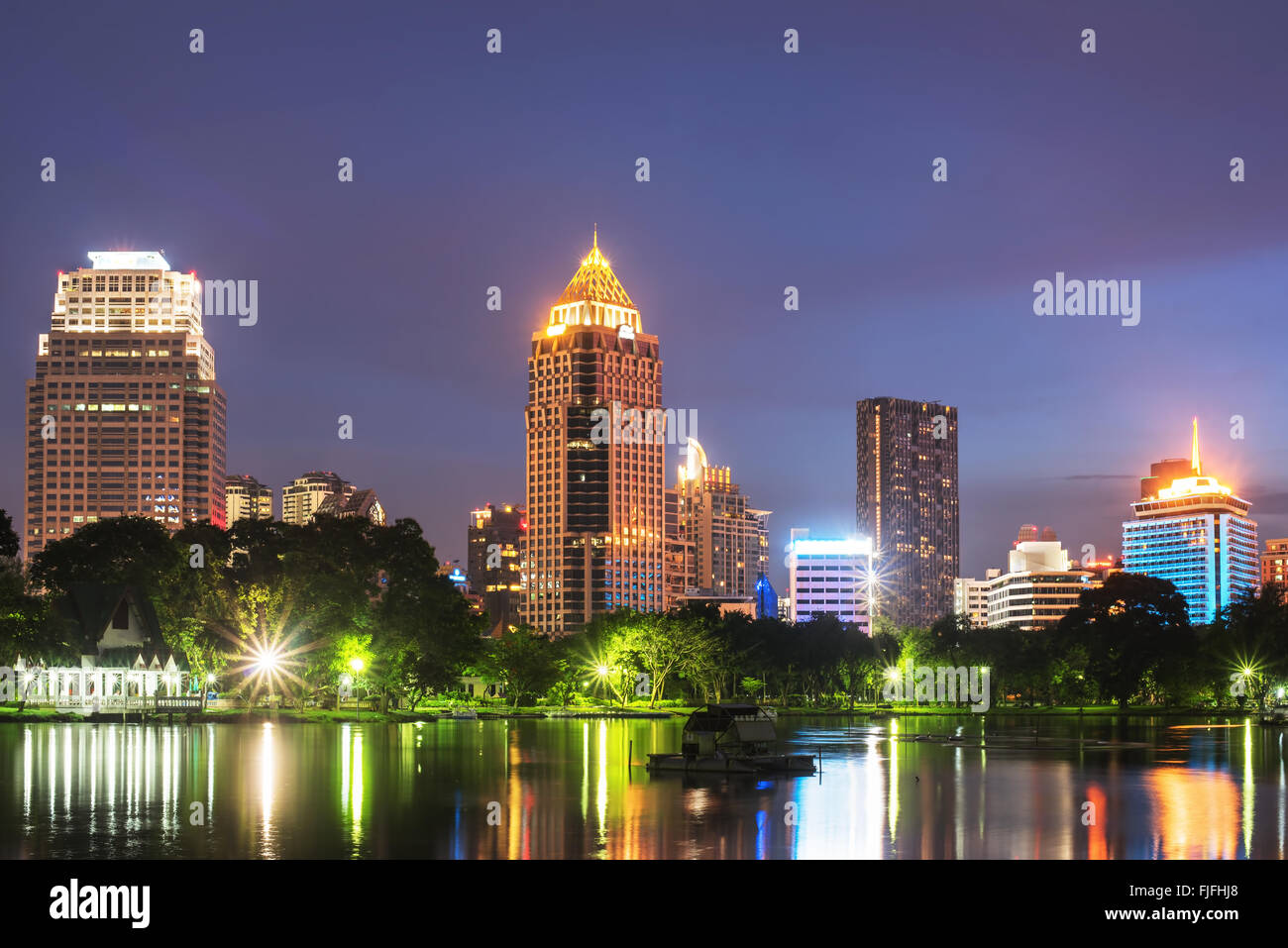 Bangkok Stadtbild, Geschäftsviertel mit hohen Gebäude in der Dämmerung Stockfoto