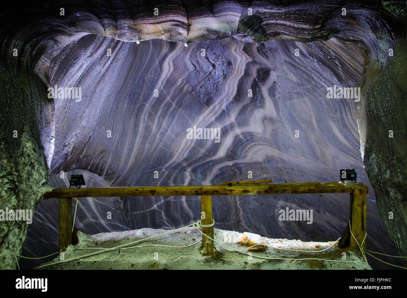 Eine Wand des Felsens in Salina Turda (Salzbergwerk). Scheint wie eine Teil-Kunst in konzeptuelle Ausstellung. Stockfoto