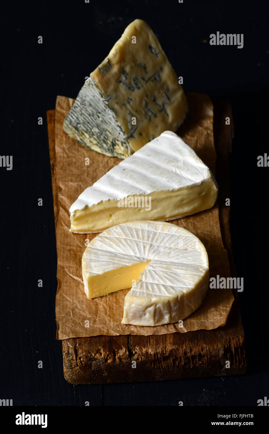 Verschiedene Arten von Käse: Camembert, Brie, Blauschimmelkäse Stockfoto