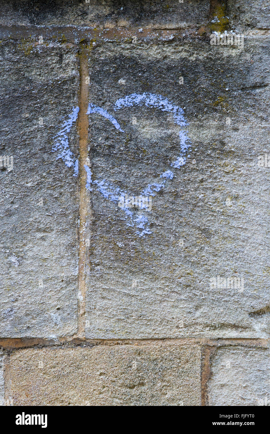 Blaue Kreide Liebe Herz auf einer Steinmauer Stockfoto