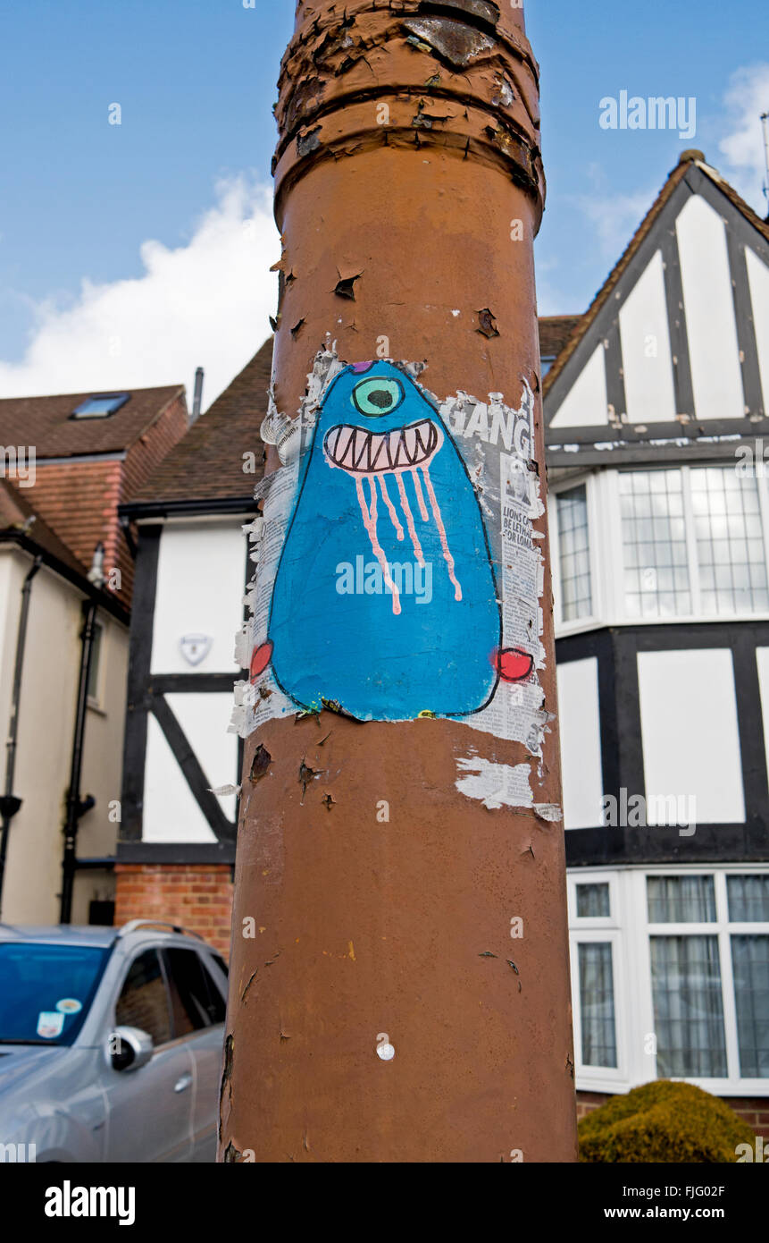 Street-Art eine blaue Monster auf einen Laternenpfahl in Nord-London Stockfoto