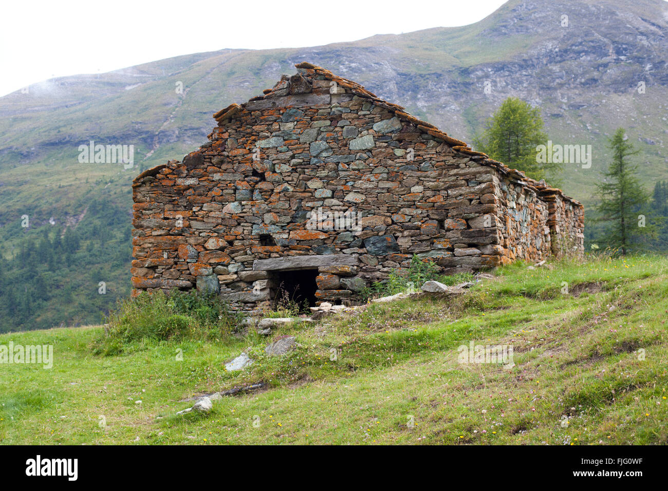 Verres. Valle d ' Aosta. Italien. Rustikales Haus in rötlichen Stein. Stockfoto