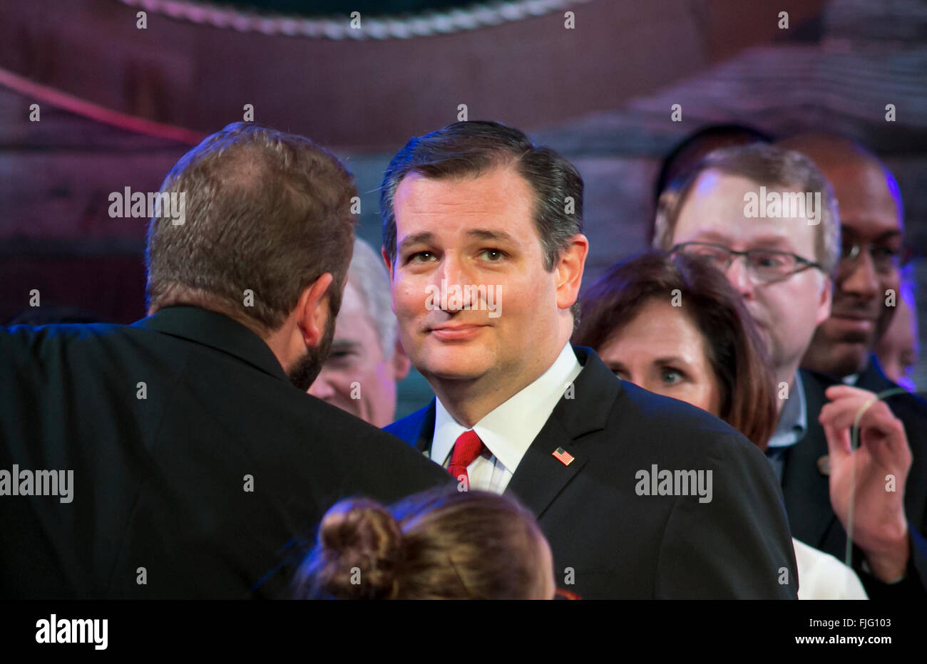 Republikanischen Präsidentschaftskandidaten Kandidat Ted Cruz genießt Sieg in Texas auf Superdienstag primär von der Bühne in Stafford TX Stockfoto