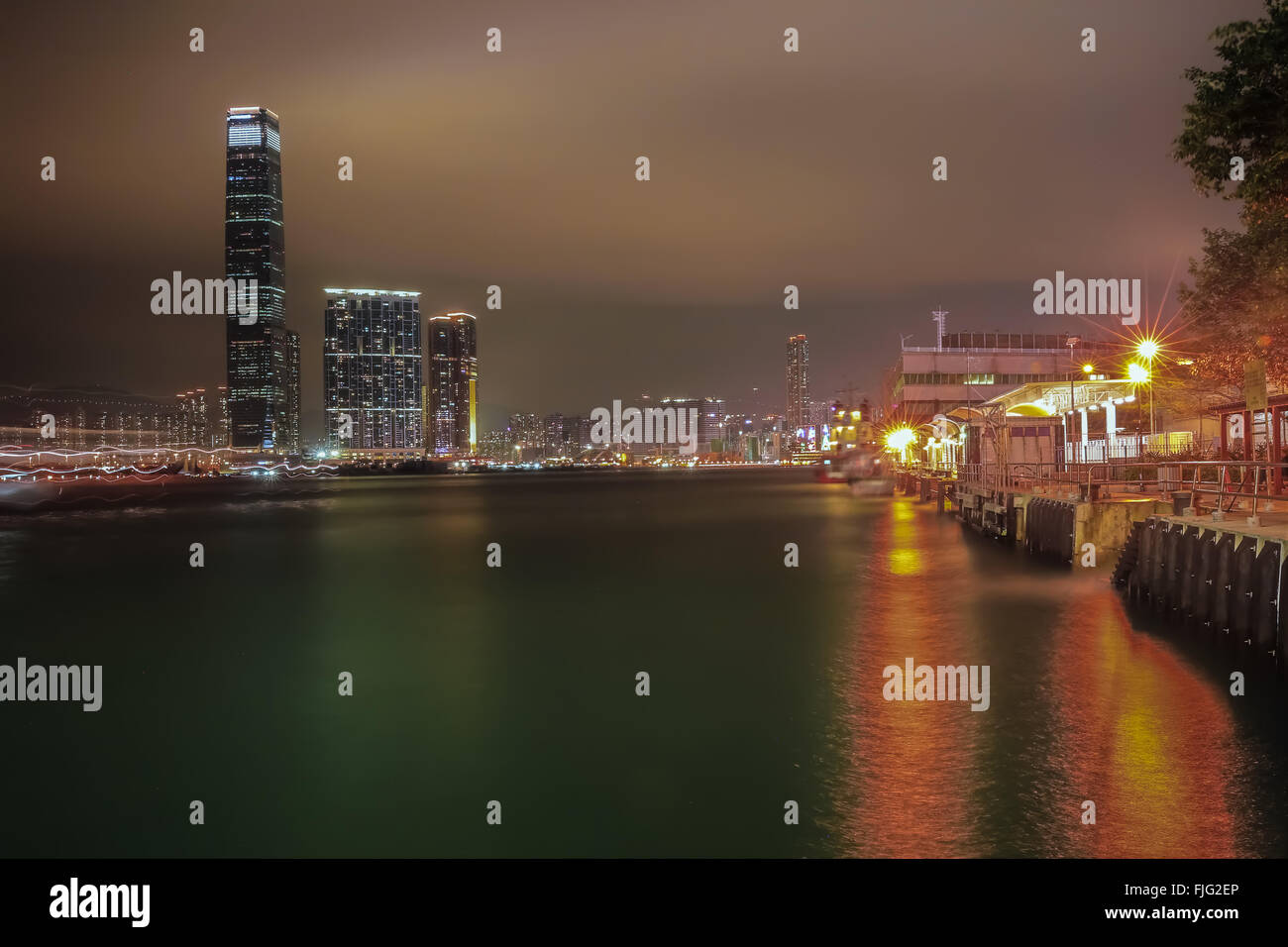 Dieses Foto wurde in die Central Pier, welcher in der Nähe von Sheung Wan Pier am Abend Seite. Stockfoto