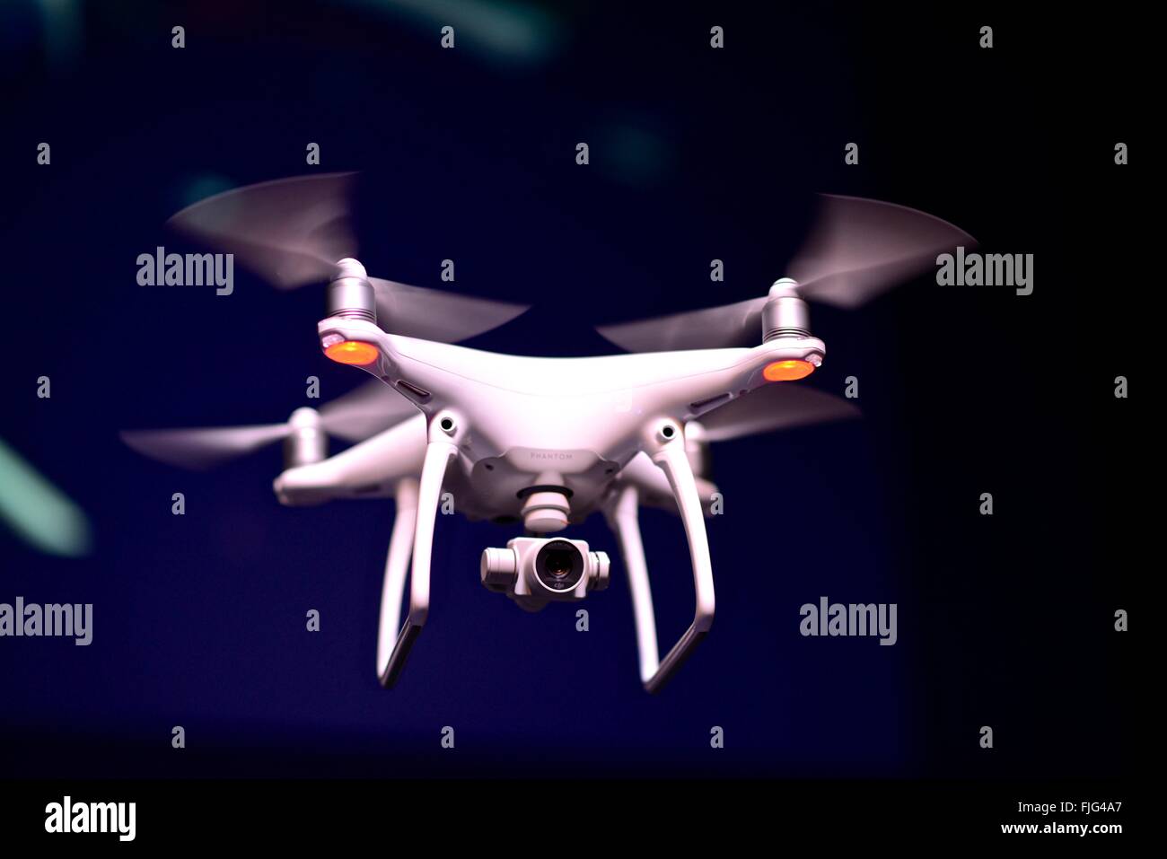 Das DJI Phantom 4 Drohne mit Antikollisionslicht Sensoren ist in der Lage, Hindernissen ausweichen und Menschen zu verfolgen. Stockfoto