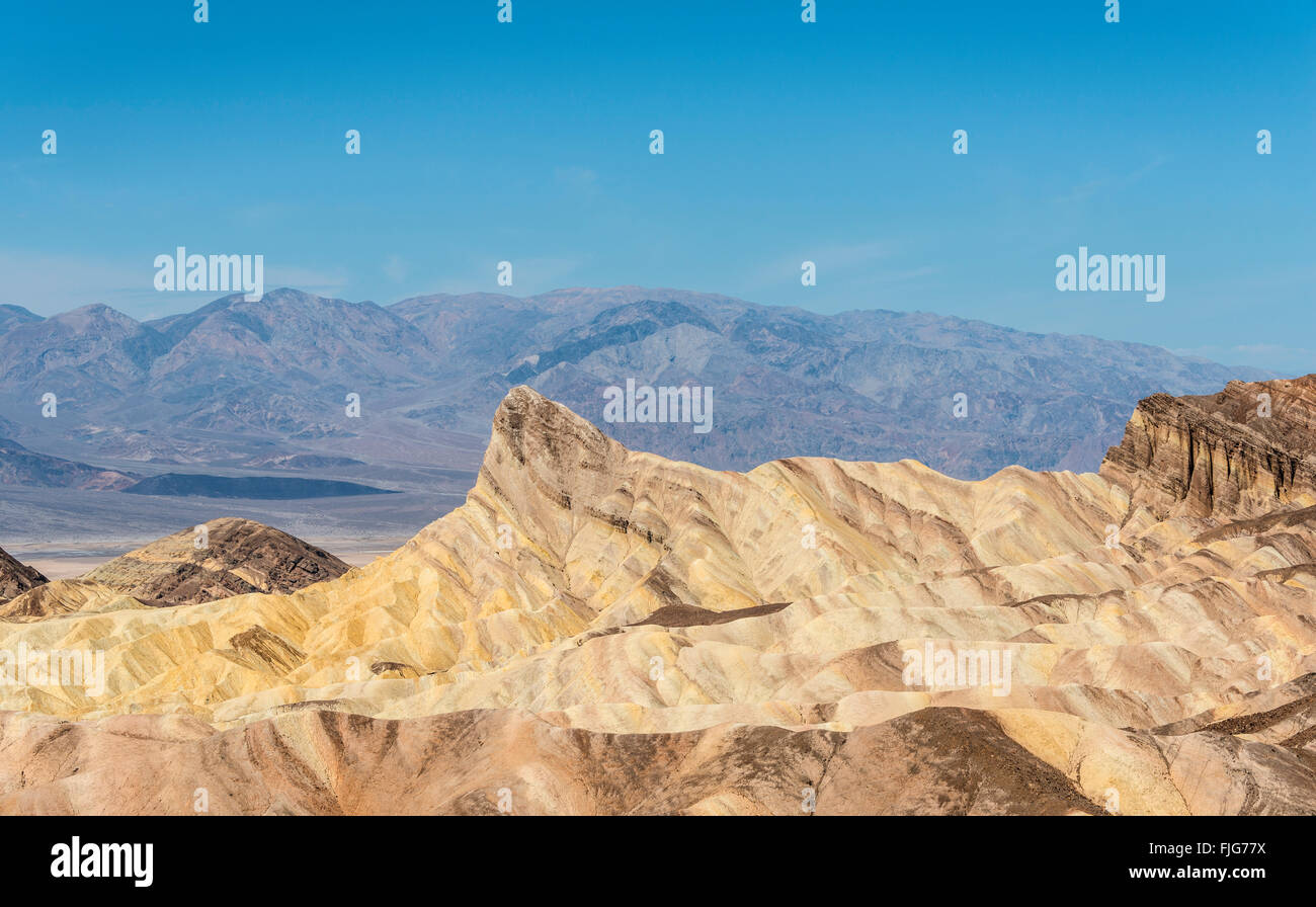 Manly Beacon Rock, Badlands, Zabriskie Point, Panamint Range hinter Death Valley Nationalpark, Kalifornien, USA Stockfoto