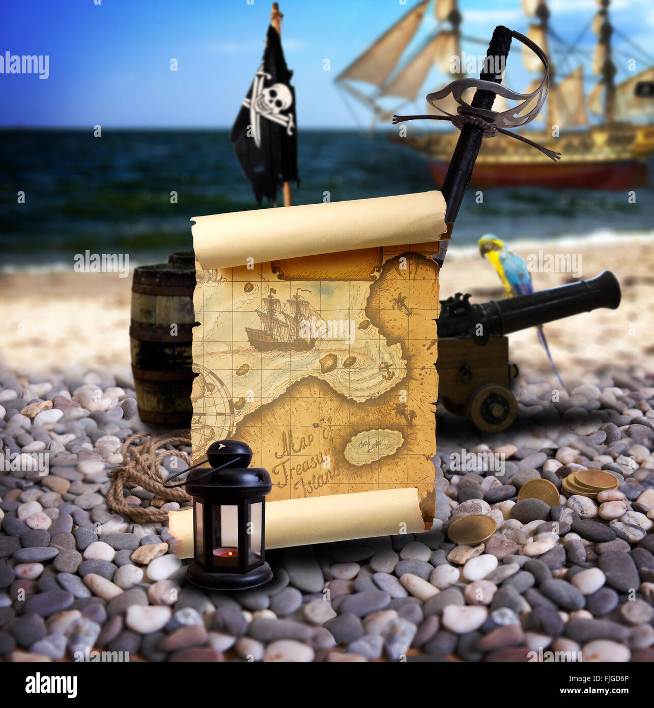 Piraten-Ambiente mit Karte, Kanonen, Schatz, Laterne und Papagei auf der Bank von einem leeren Pebble Beach. Im Hintergrund ist pirat Stockfoto