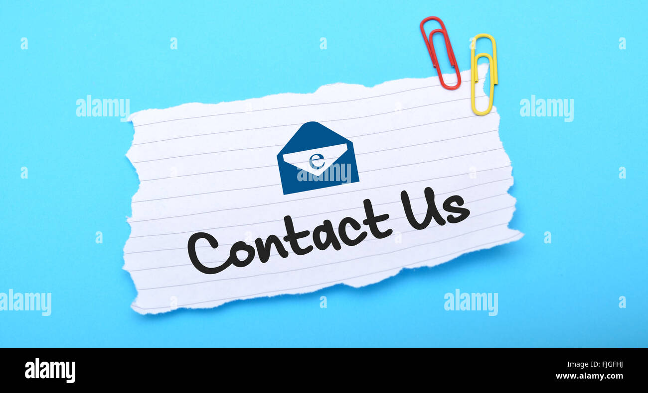 Kontaktieren Sie uns mit e-Mail Symbol auf weißem Papier. Stockfoto