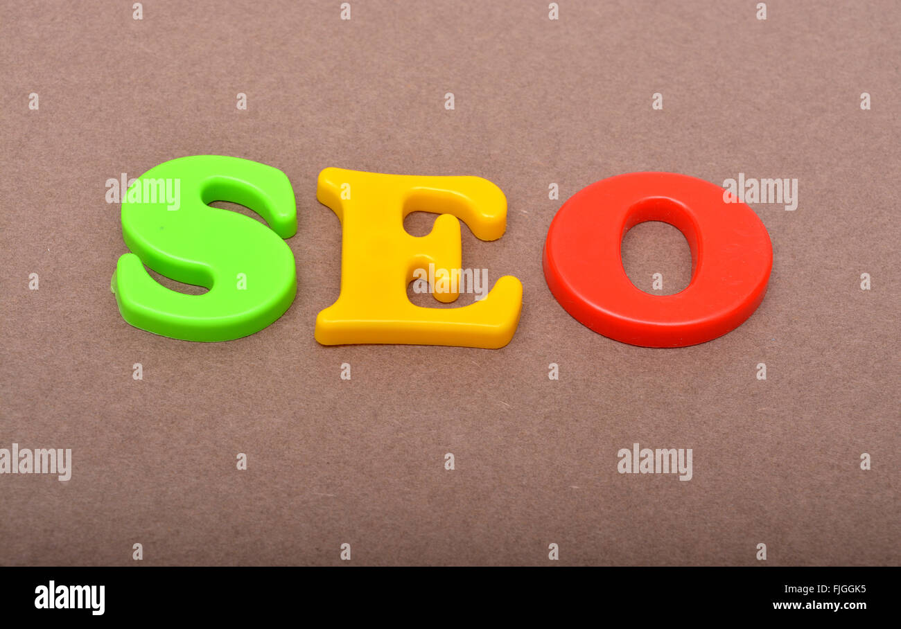 SEO bunten Worte auf Holz Hintergrund. Stockfoto