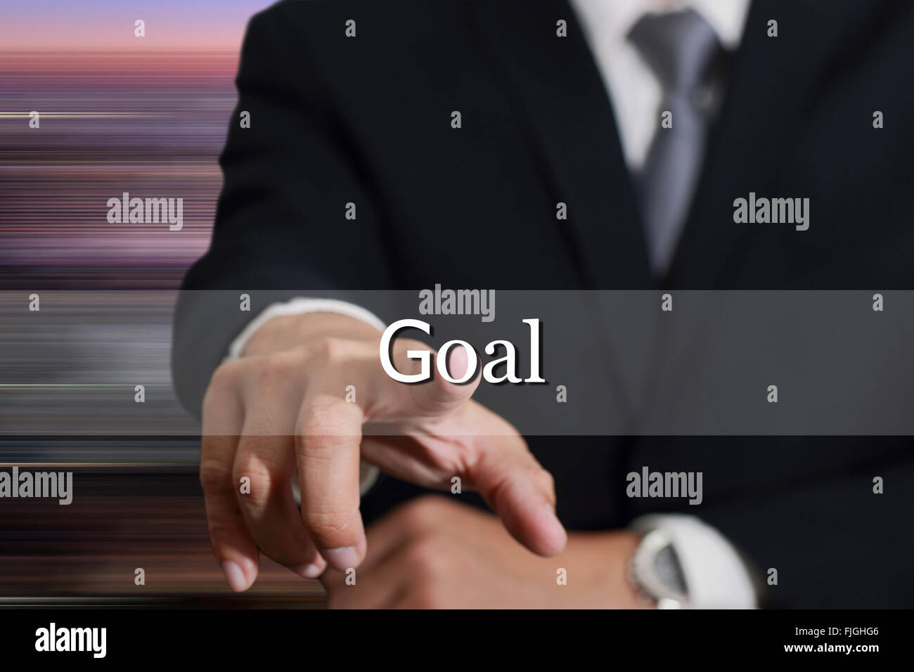 Geschäftsmann Hände berühren Ziel melden am virtuellen Bildschirm als Ziel Konzept. Stockfoto