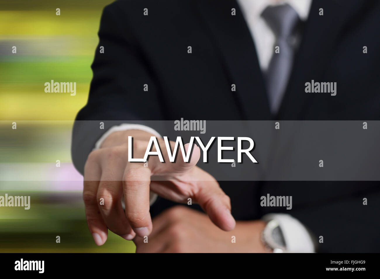 Geschäftsmann Hand berühren Rechtsanwalt Schild an virtuellen Bildschirm als Gerechtigkeit Konzept. Stockfoto