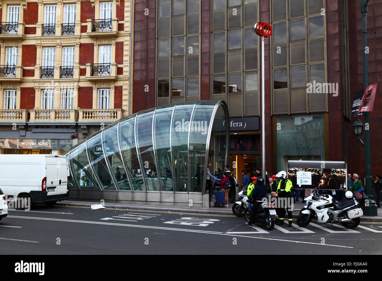 Polizei vor Eingang von l-1 u-Bahnstation in Plaza Moyua, Bilbao, Baskenland, Spanien Stockfoto