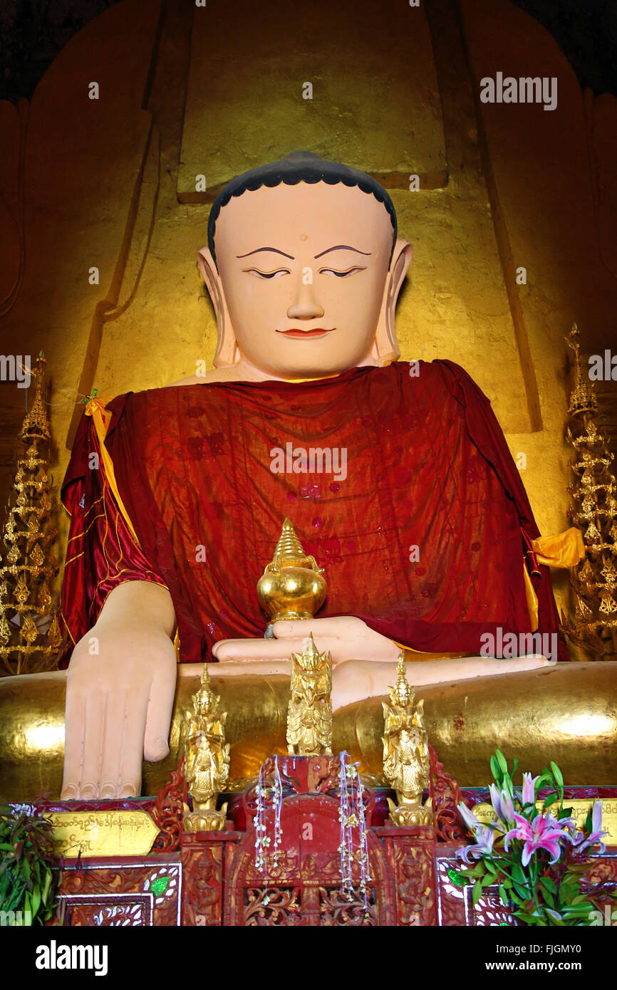 Buddha-Statue am Iza Gawna Pagode Tempel auf der Ebene von Bagan, Bagan, Myanmar (Burma) Stockfoto