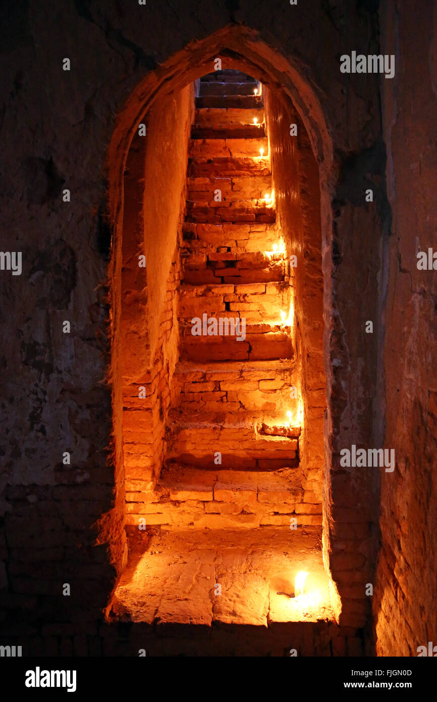 Kerzen auf der Treppe im Norden Guni Tempel Pagode auf der Ebene von Bagan, Bagan, Myanmar (Burma) Stockfoto