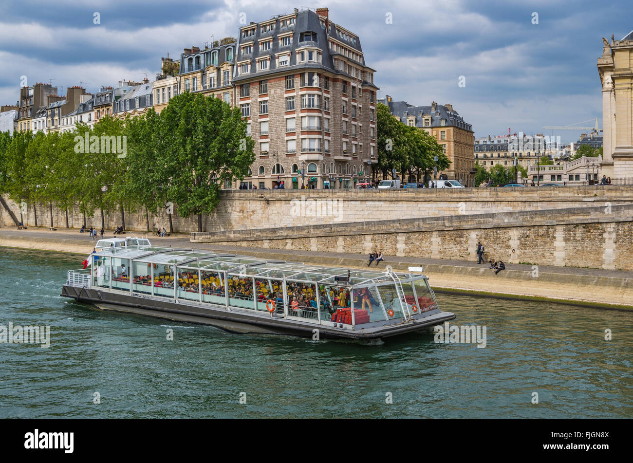 Paris Frankreich 2014 April 22, Ausflugsboote, die Kreuzfahrt entlang der Seine in Paris Stockfoto