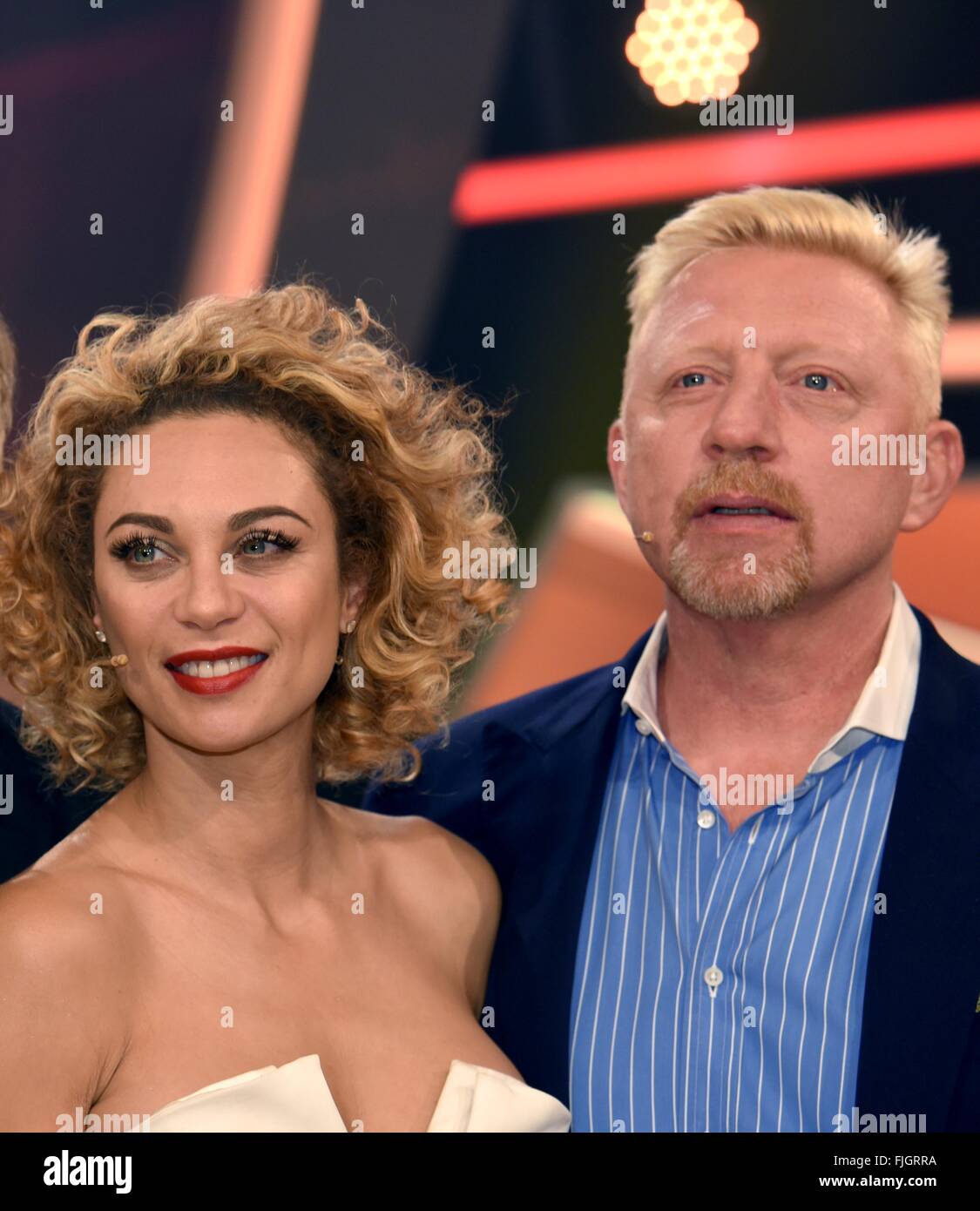 Köln, Deutschland. 1. März 2016. Boris Becker und seine Frau Lilly posiert nach der Aufnahme der Quiz-Show "Paarduell XXL", die auf Das Erste Kanal auf 05.03.2016 um 20:15, in Köln, Deutschland, 1. März 2016 ausgestrahlt wird. Foto: HORST GALUSCHKA - NO WIRE SERVICE - © Dpa/Alamy Live-Nachrichten Stockfoto