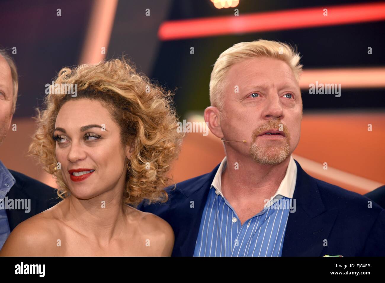 Köln, Deutschland. 1. März 2016. Boris Becker und seine Frau Lilly posiert nach der Aufnahme der Quiz-Show "Paarduell XXL", die auf Das Erste Kanal auf 05.03.2016 um 20:15, in Köln, Deutschland, 1. März 2016 ausgestrahlt wird. Foto: HORST GALUSCHKA - NO WIRE SERVICE - © Dpa/Alamy Live-Nachrichten Stockfoto