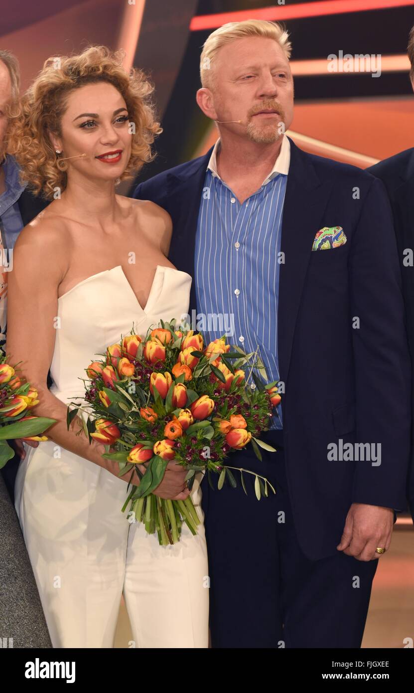 Köln, Deutschland. 1. März 2016. Boris Becker und seine Frau Lilly posiert nach der Aufnahme der Quiz-Show "Paarduell XXL", die auf Das Erste Kanal auf 05.03.2016 um 20:15, in Köln, Deutschland, 1. März 2016 ausgestrahlt wird. Foto: HORST GALUSCHKA - NO WIRE SERVICE - © Dpa/Alamy Live-Nachrichten Stockfoto