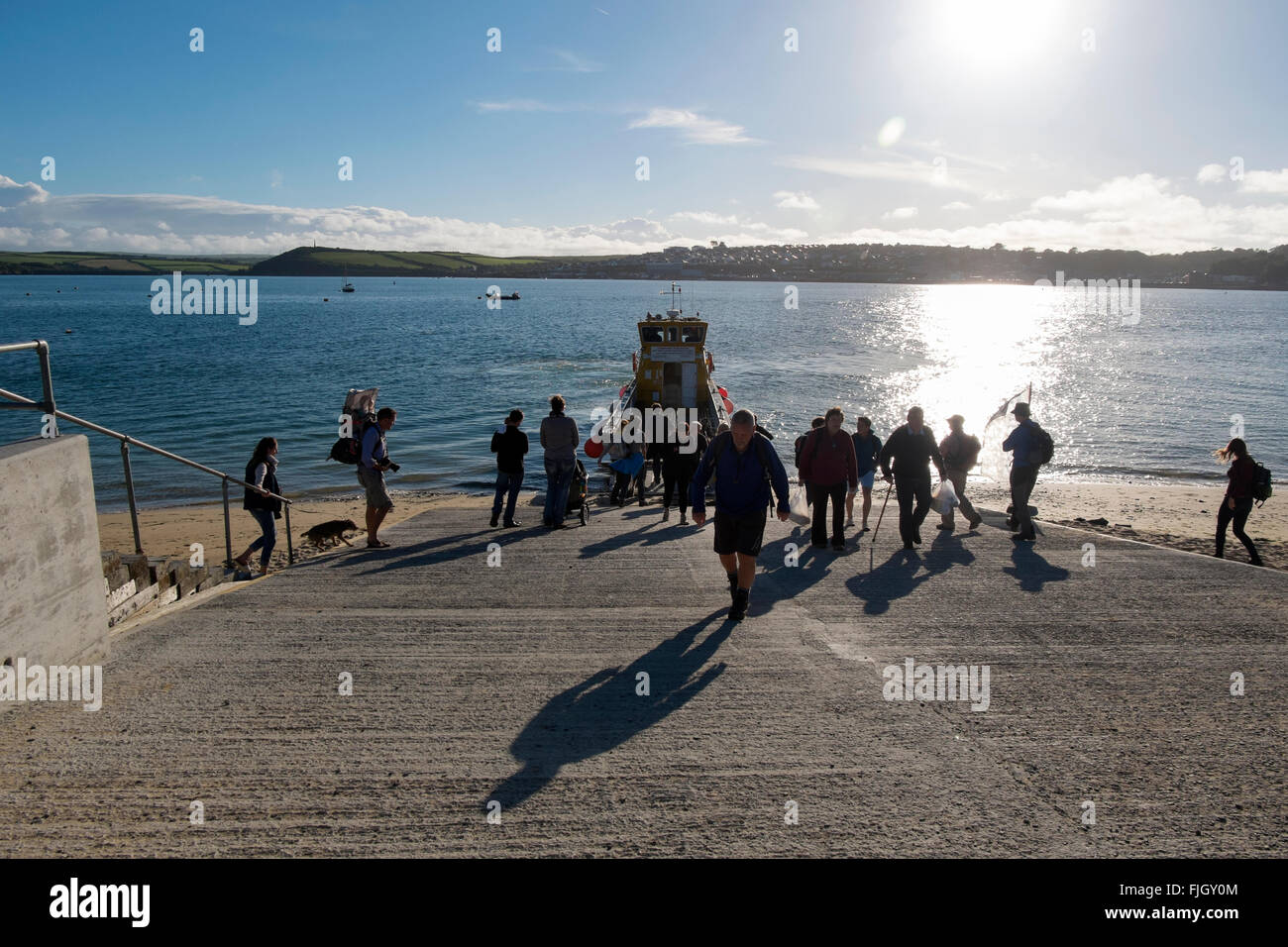 Menschen immer ein- und Ausschalten der Fähre von Padstow, Rock, Cornwall, UK. Stockfoto