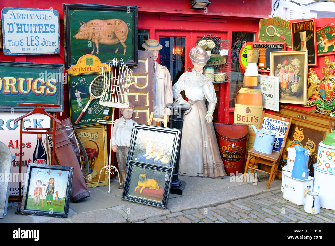 Vintage Ware mit druckt Bilder und Zeichen für Verkauf entlang Portobello Road Stockfoto