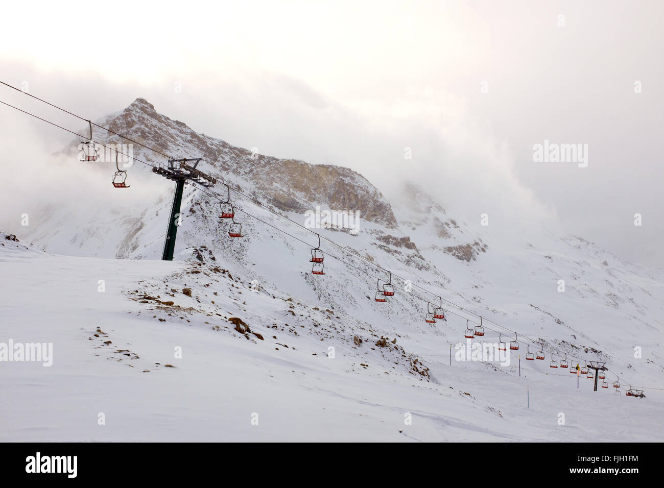 Eine Sessellift im Schnee bedeckt Berge der Alpen Stockfoto