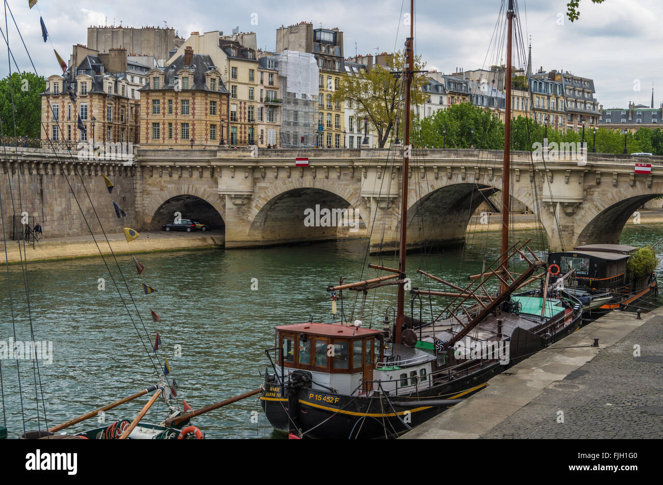 Paris Frankreich 2014 April 21, Ausflugsboote, die Kreuzfahrt entlang der Seine in Paris Stockfoto