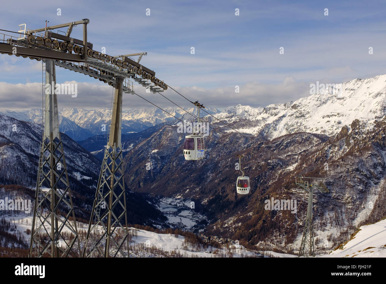 Seilbahn-Aufzug in den verschneiten Bergen Stockfoto